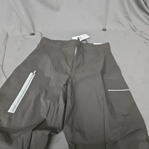 NIKE MEN'S CARGO JOGGERS – DARK GREY, UK 32 (M)