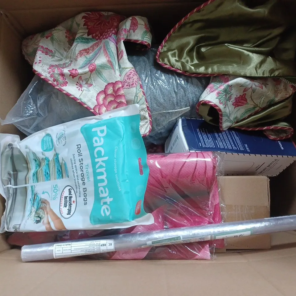 APPROXIMATELY 15 ASSORTED HOUSEHOLD ITEMS TO INCLUDE WINDOW BLINDS, ROLL STORAGE BAGS, SPORT BOTTLE, ETC