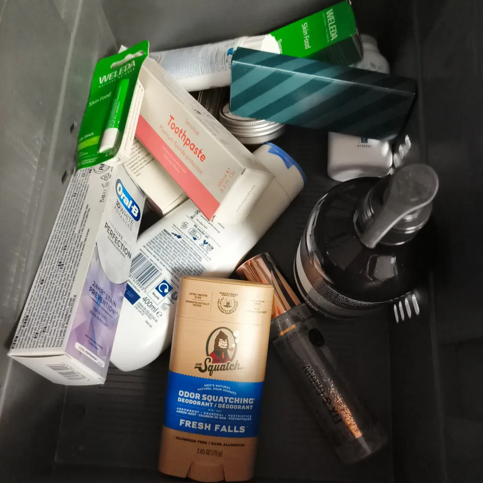 APPROXIMATEY 20 ASSORTED HEALTH AND BEAUTY PRODUCTS TO INCLUDE - L'OREAL ELVIVE GLYCOLIC GLOSS - SUNDAE BODY WHIP BIRTHDAY CAKE - GIVE ME HAND CREAM - ETC