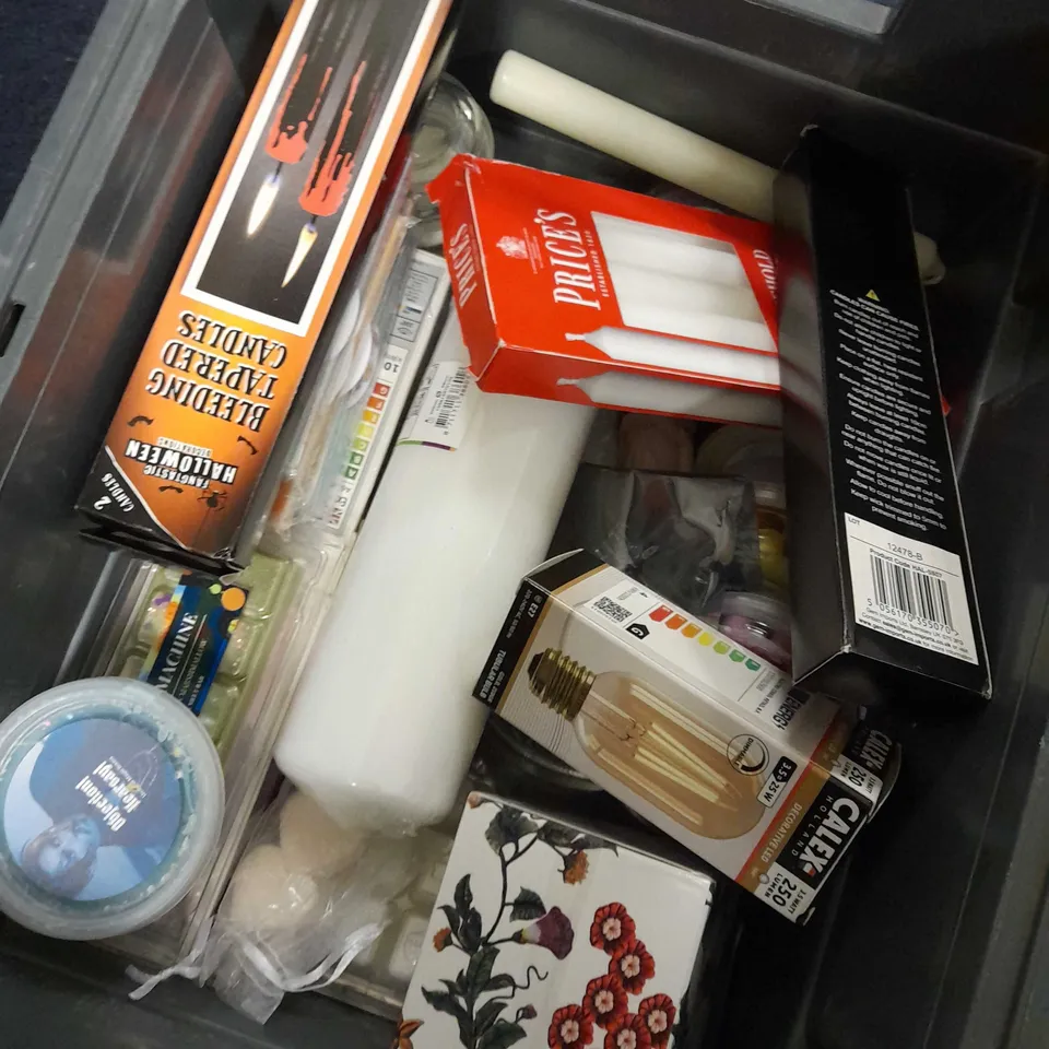 LOT OF APPROX 12 ASSORTED HOUSEHOLD ITEMS TO INCLUDE HALLOWEEN CANDLES, BIRTHDATE CANDLE, WARM APPLE PIE SCENTED CANDLE, ETC