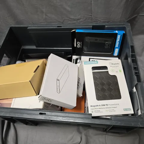 ASSORTED MOBILE PHONE ACCESSORIES BOX LOT INCLUDING MAGSAFE 20W PD POWER BANK 