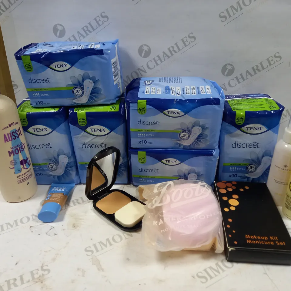 LOT OF APPROXIMATELY 13 COSMETICS ITEMS TO INCLUDE MAX FACTOR X FACEFINITY COMPACT MIRROR, RIMMEL LONDON KIND & FREE SKIN TINT FOUNDATION, MAKEUP KIT/MANICURE ET, ETC