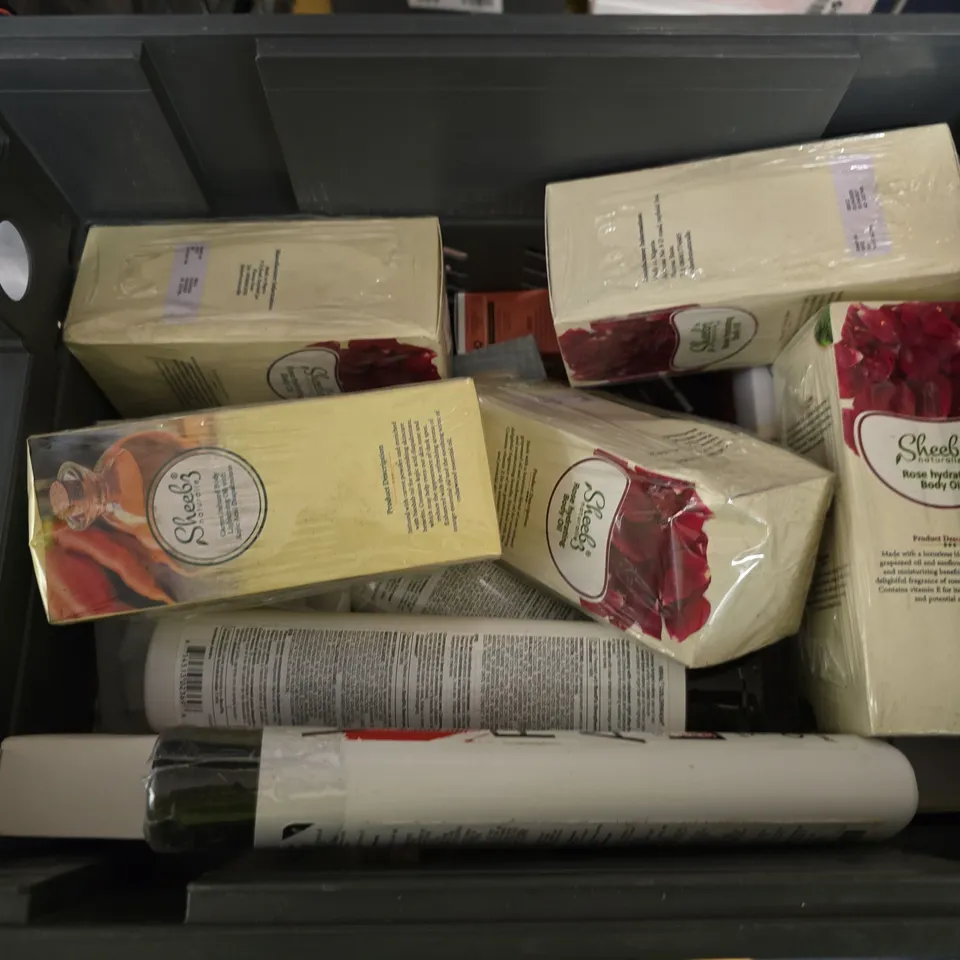 APPROXIMATEY 15 ASSORTED HEALTH AND BEAUTY PRODUCTS TO INCLUDE - L'OREAL ELVIVE SHAMPOO - GATINEAU GOLDEN GLOW GRADUAL TAN AND CUTICURA ANTIBACTERIAL HAND GEL