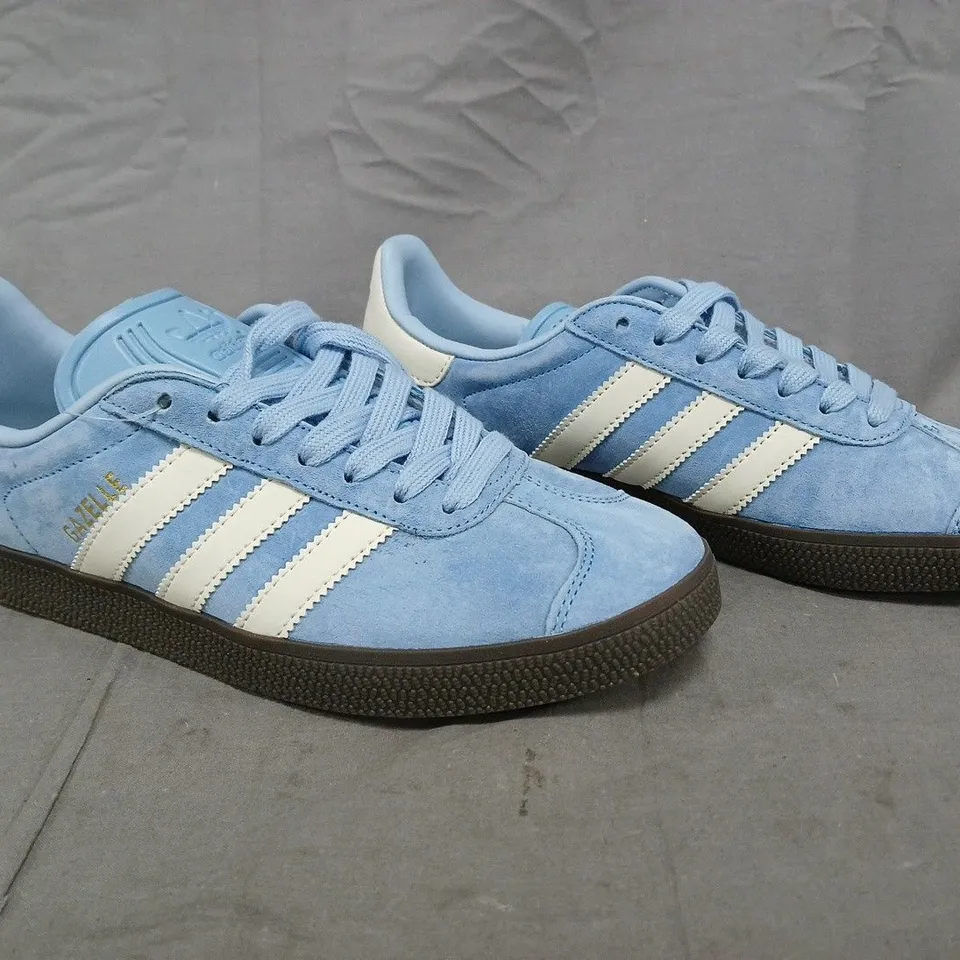 PAIR OF ADIDAS GAZELLE SHOES IN BLUE/WHITE SIZE UK 6.5