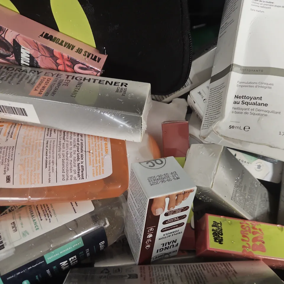 APPROXIMATELY 20 ASSORTED COSMETIC ITEMS TO INCLUDE NATURE SPELL, BASE LABORATORIES, DERMFREE, ETC - COLLECTION ONLY