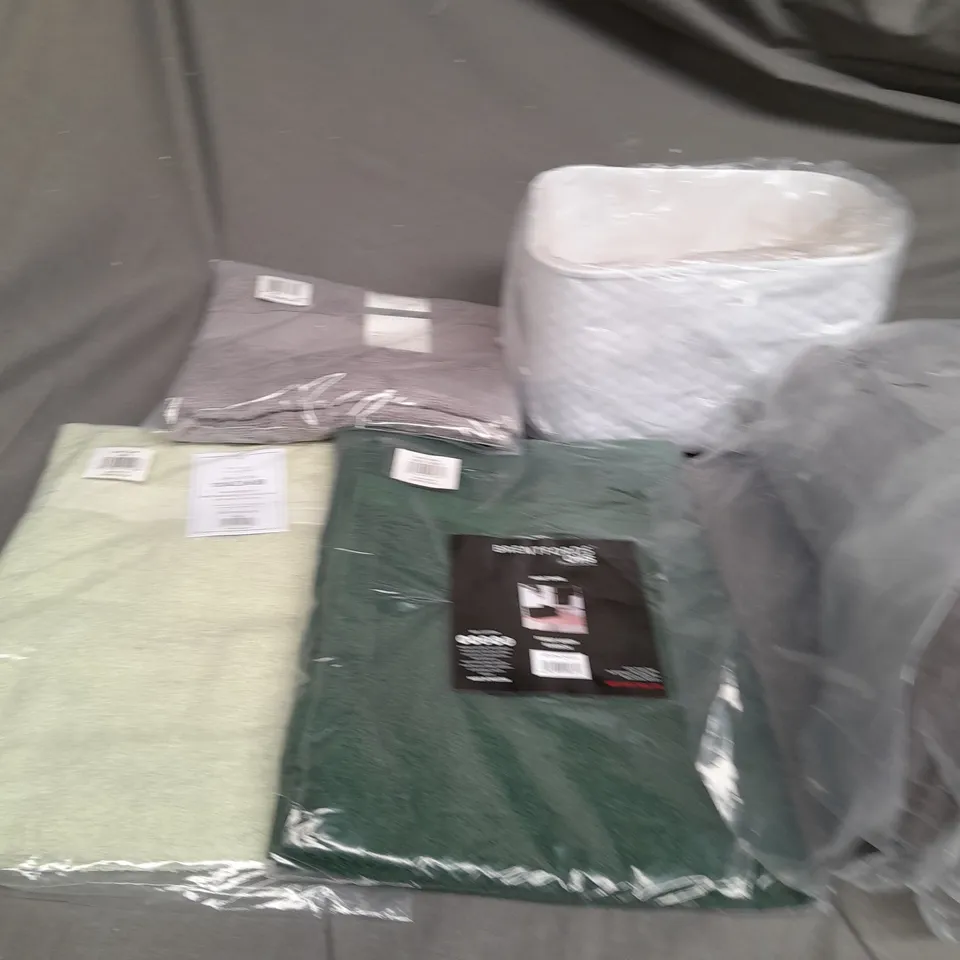 LARGE BOX OF ASSORTED HOUSEHOLD ITEMS TO INCLUDE TOWELS, DIVING SUIT