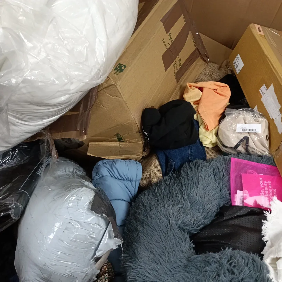 PALLET OF APPROXIMATELY 40 ASSORTED ITEMS TO INCLUDE PILLOWS, BRANDED CLOTHING, BRUSH, ETC - COLLETCION ONLY