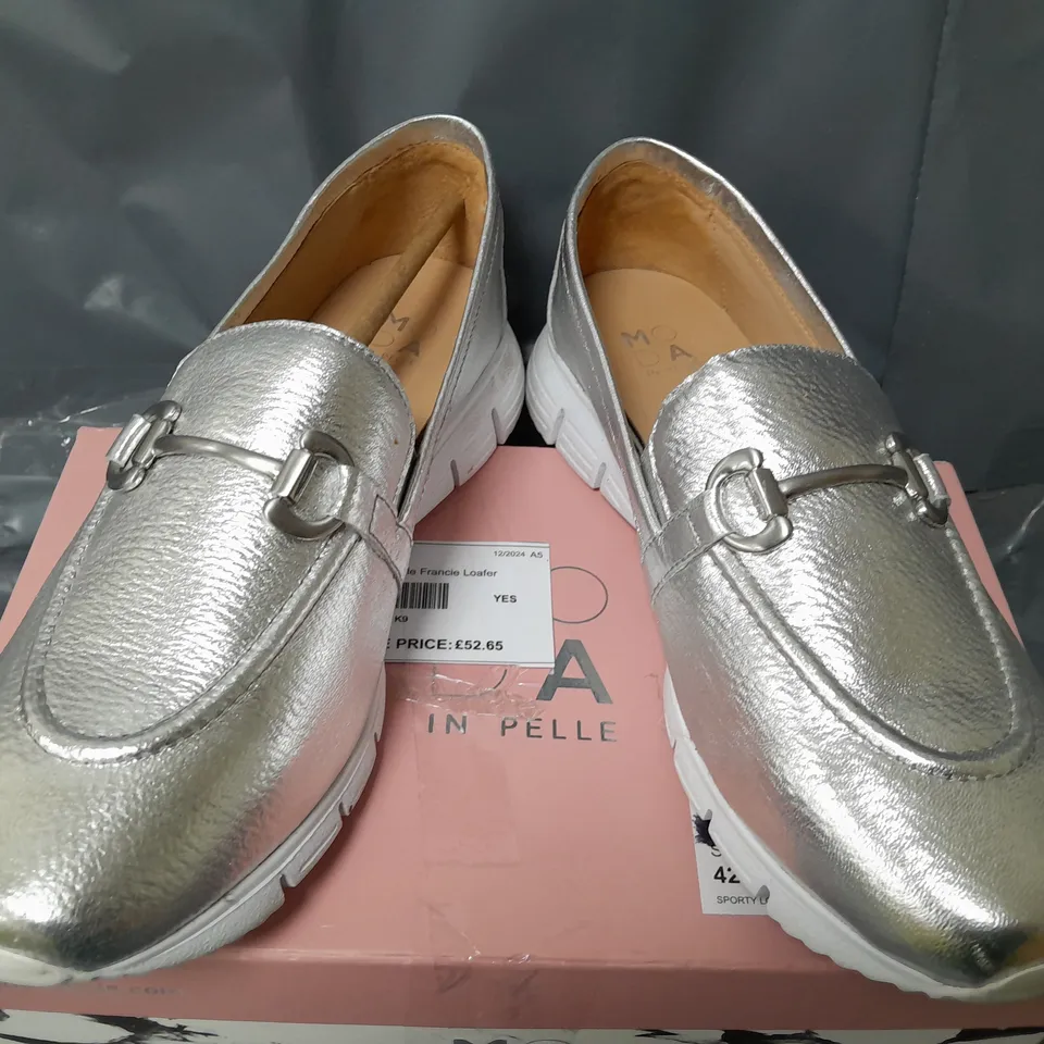 BOXED MODA IN PELLE FRANCIE LOAFER IN SILVER - SIZE 42