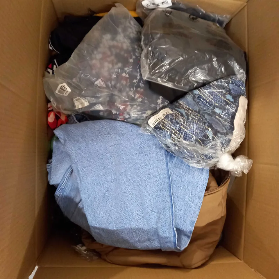 LARGE QUANTITY OF CLOTHING ITEMS TO INCLUDE DRESSES, SWEATERS, JEANS, T-SHIRTS, ETC