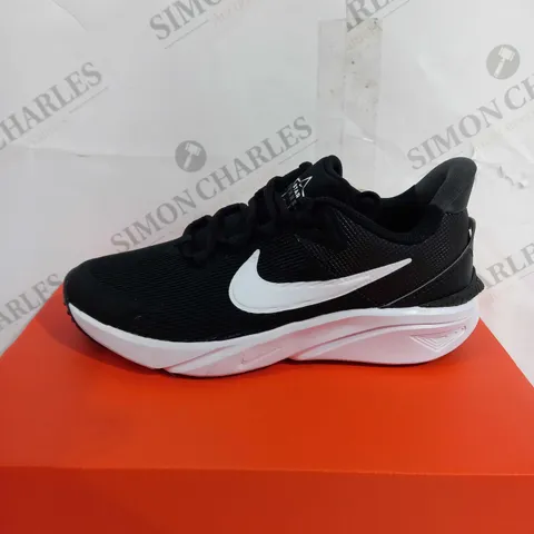 BOXED NIKE JUNIOR STAR RUNNER 4 RUNNING SHOES, BLACK - SIZE 4