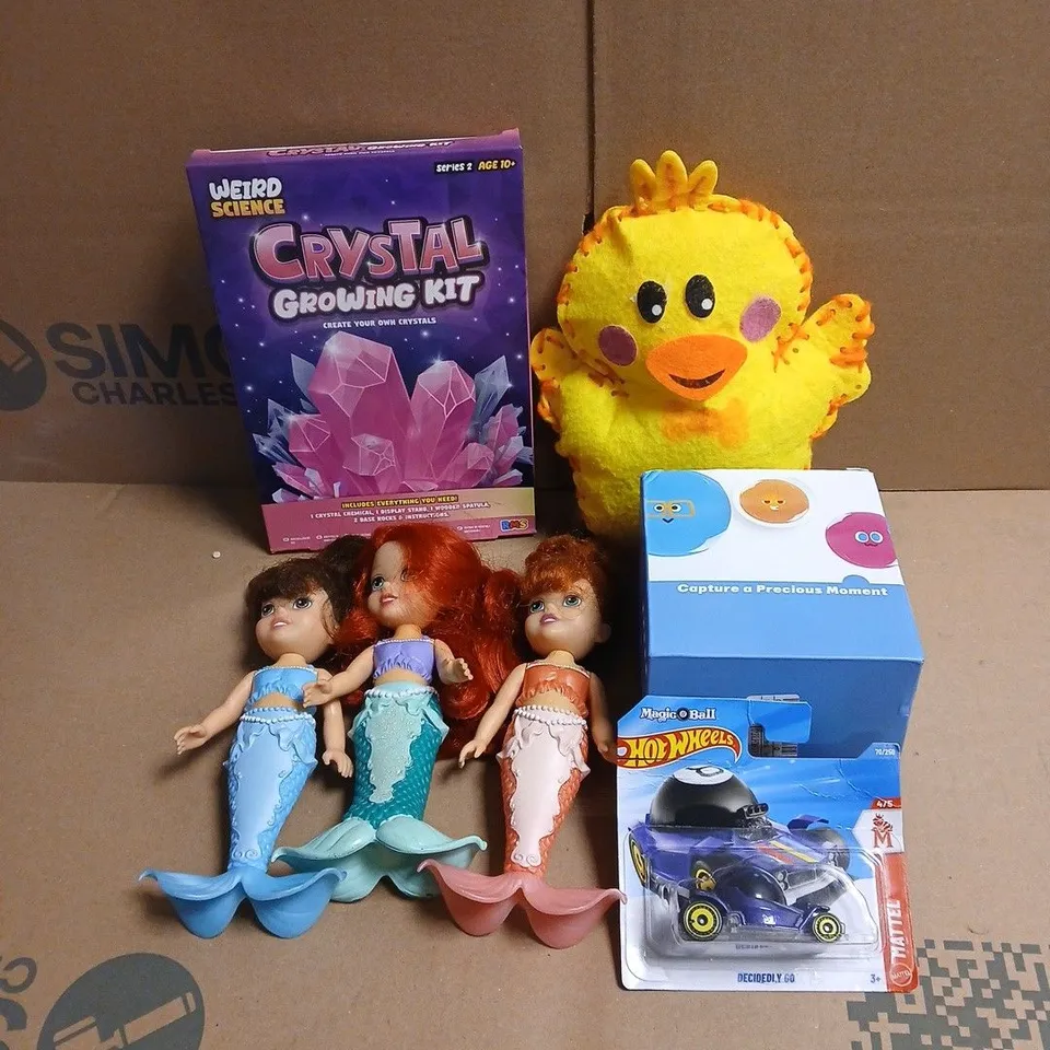TOTE OF APPROXIMATELY 20 ASSORTED TOYS/RELATED ITEMS TO INCLUDE crystal growing kit, soft toy, camera, hot wheels magic 8 ball, dolls etc