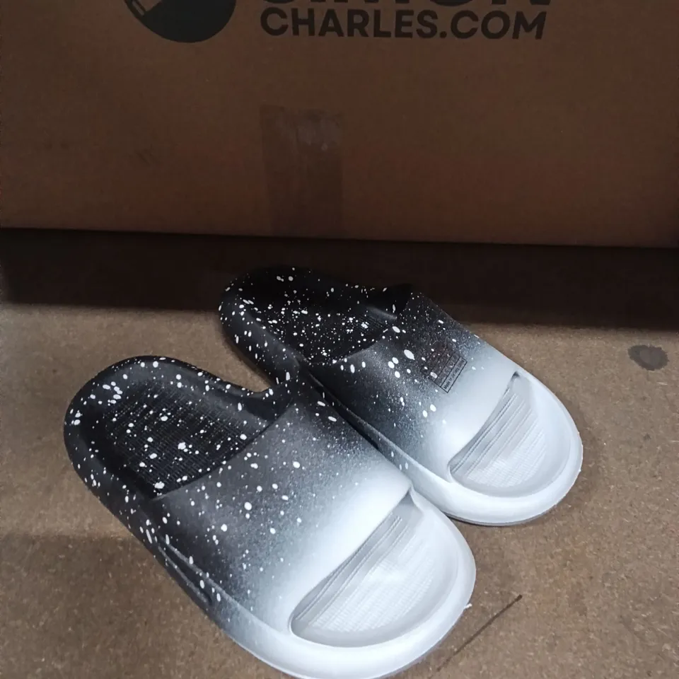 SLIP-ON SANDALS, BLACK TO WHITE GRADIENT WITH PAINT-SPLATTER, EU32-33, KIDS UK13
