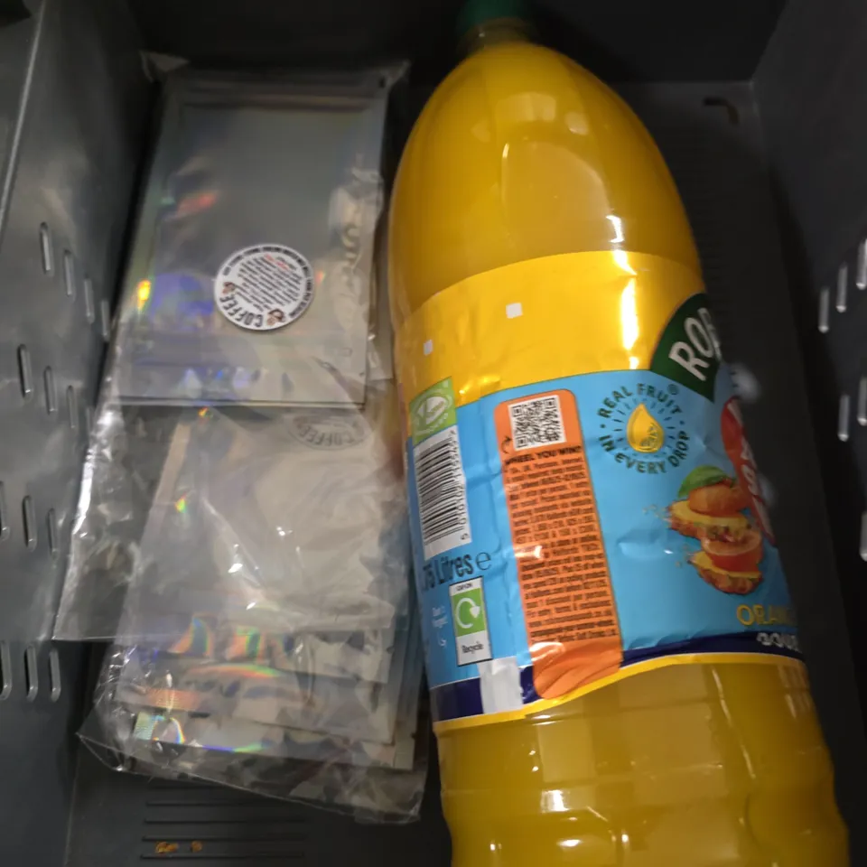 APPROXIMATELY 4 ASSORTED FOOD & DRINK ITEMS TO INCLUDE - ROBINSONS ORANGE & PINEAPPLE , PEPSI ETC