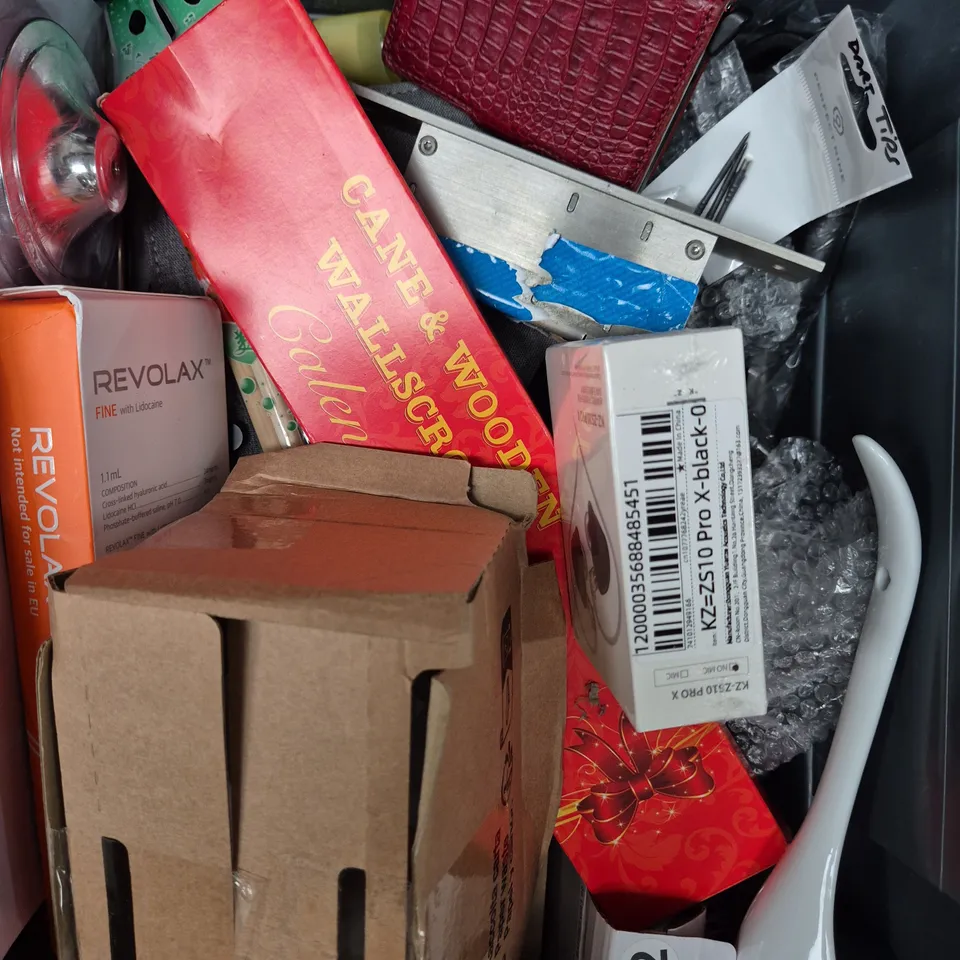 APPROXIMATELY 20 ASSORTED HOUSEHOLD PRODUCTS TO INCLUDE CALENDAR, LED LIGHTS, CARD WALLET ETC 