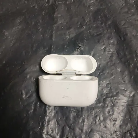 APPLE A2190 MAGSAFE CHARGING CASE IN WHITE