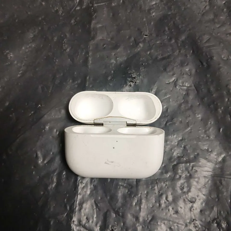 APPLE A2190 MAGSAFE CHARGING CASE IN WHITE 
