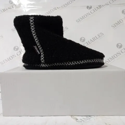 BOXED PAIR OF MUK LUKS FREJA BLACK SLIPPERS - SIZE 5
