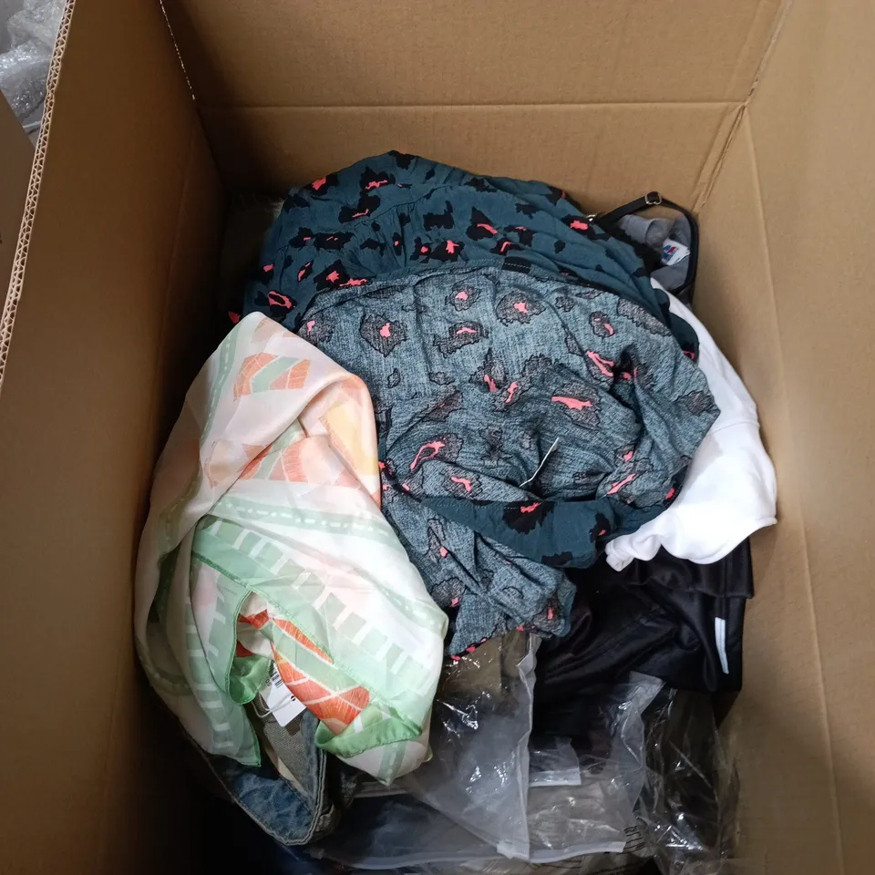 BOX OF APPROXIMATELY 20 ASSORTED CLOTHING ITEMS IN VARIOUS SIZES, COLOURS AND STYLES
