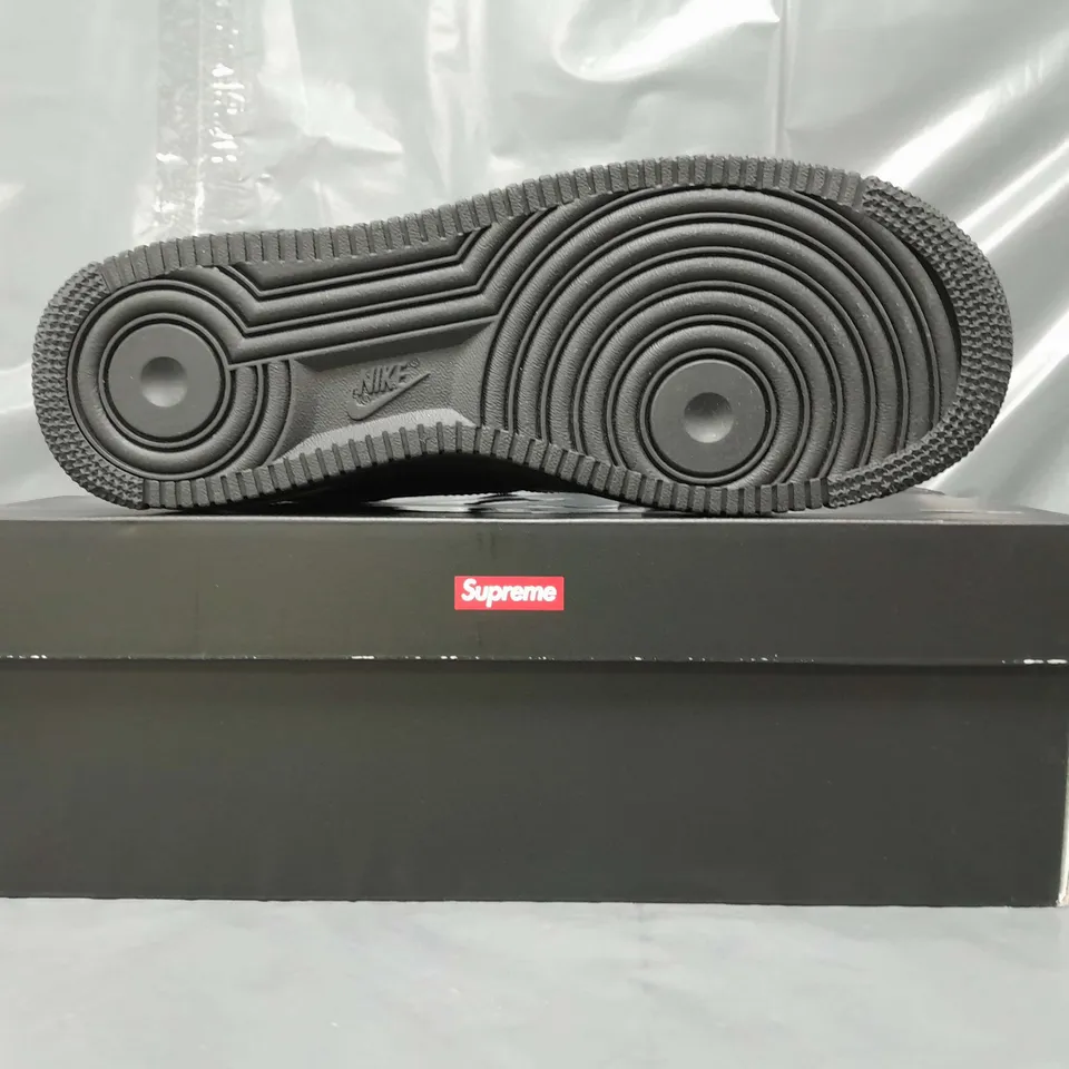 BOXED PAIR OF NIKE AIR FORCE 1 SUPREME SHOES IN BLACK UK SIZE 8