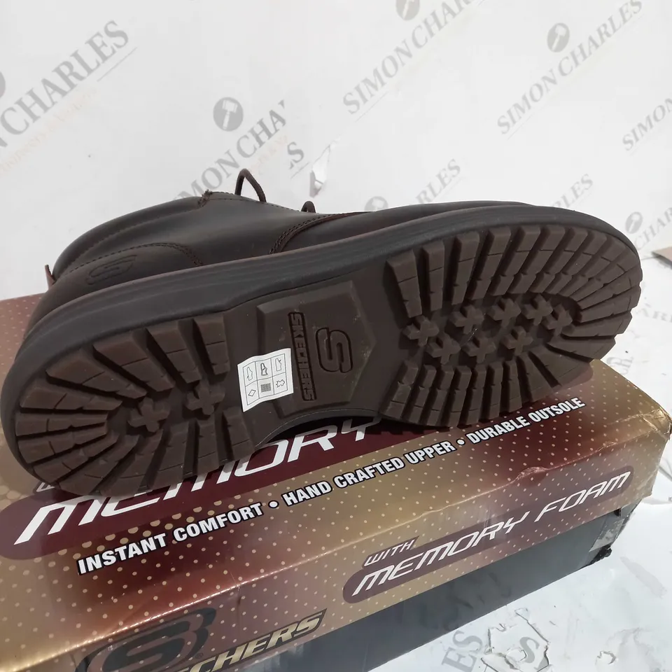 BOXED PAIR OF SKECHERS LEATHER BOOTS IN CHOCOLATE SIZE 10