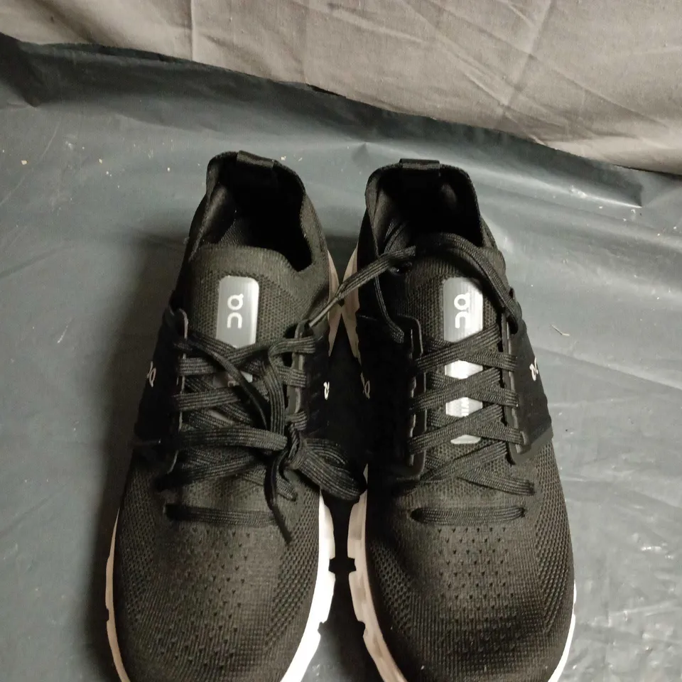 PAIR OF ON CLOUD RUNNING SHOES - SIZE UNSPECIFIED