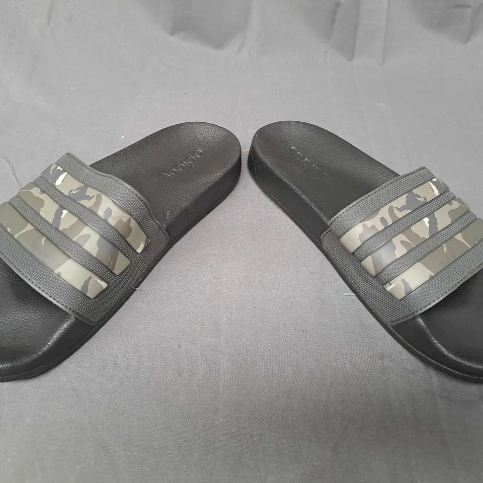 PAIR OF ADIDAS SLIDERS IN BLACK/CAMO UK SIZE 9