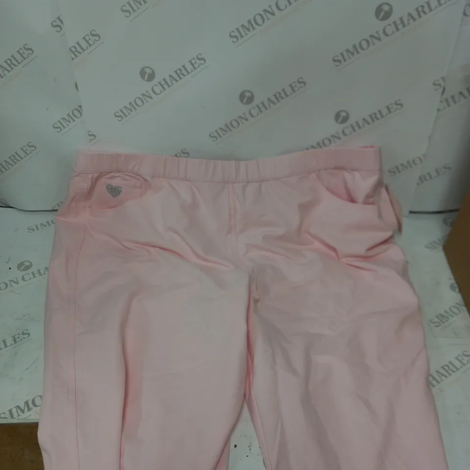 BOX OF APPROXIMATELY 10 ASSORTED CLOTHING ITEMS IN VARIOUS STYLES & SIZES TO INCLUDE PURSE, TROUSERS, JUMPERS ETC