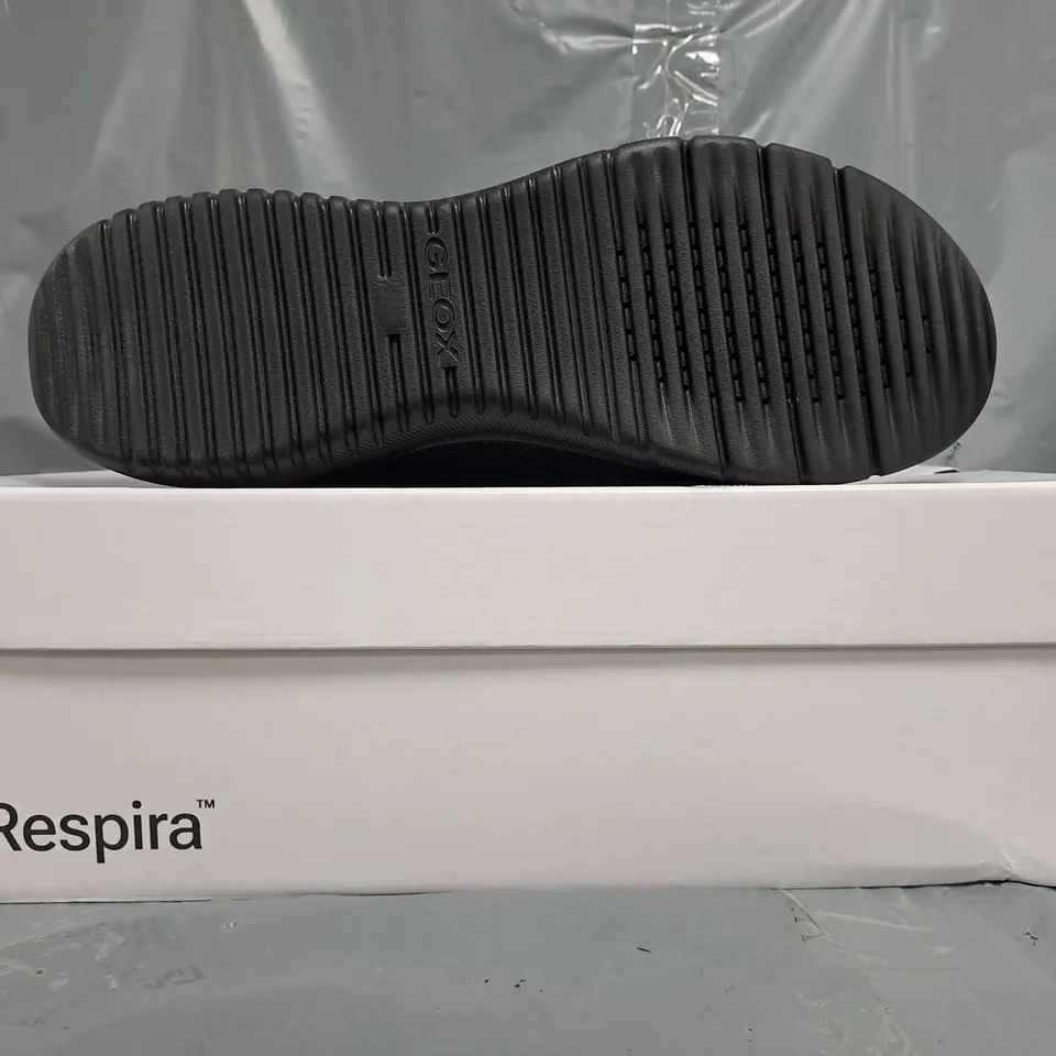 BOXED PAIR OF GEOX RESPIRE SHOES IN BLACK SIZE UK 10.5