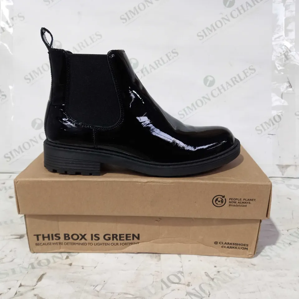 BOXED PAIR OF CLARKS ORINOCO 2 LANE SHOES IN GLOSSY BLACK UK SIZE 4.5