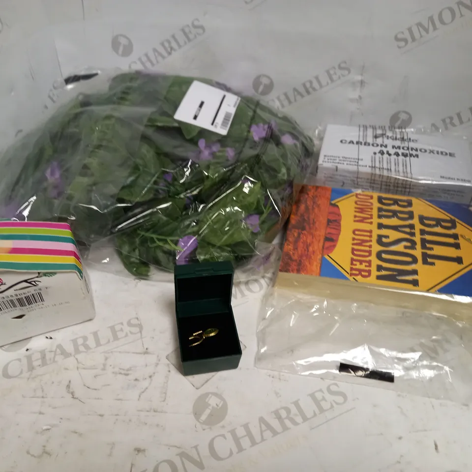 LOT OF APPROXIMATELY 15 ASSORTED HOUSEHOLD ITEMS, TO INCLUDE BILL BRYSON BOOK, BIRD WHISTLE, LAND ROVER PIN, ETC