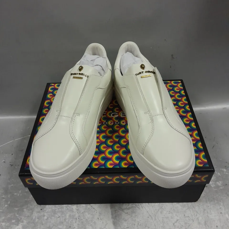 BOXED PAIR OF KURT GEIGER GREENWICH LACELESS SHOES IN WHITE LEATHER SIZE 6