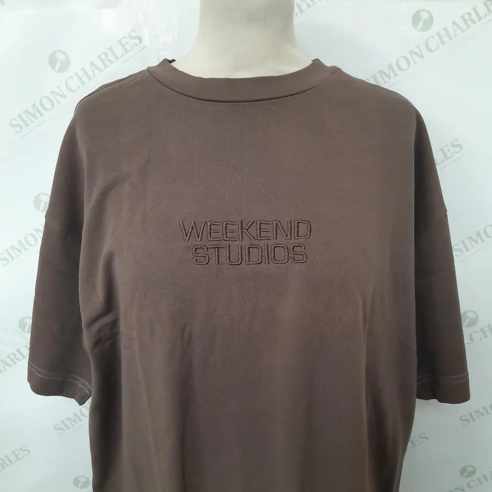 APPROXIMATELY 25 ASSORTED COTTON ON CLOTHING ITEMS TO INCLUDE CREW NECK CARDIGAN IN CHESTNUT MARLE SIZE M, PLUSH OVERSIZED SWEATER IN RED SIZE L, HEAVY WEIGHT T-SHIRT IN WASHED CHOCOLATE SIZE S