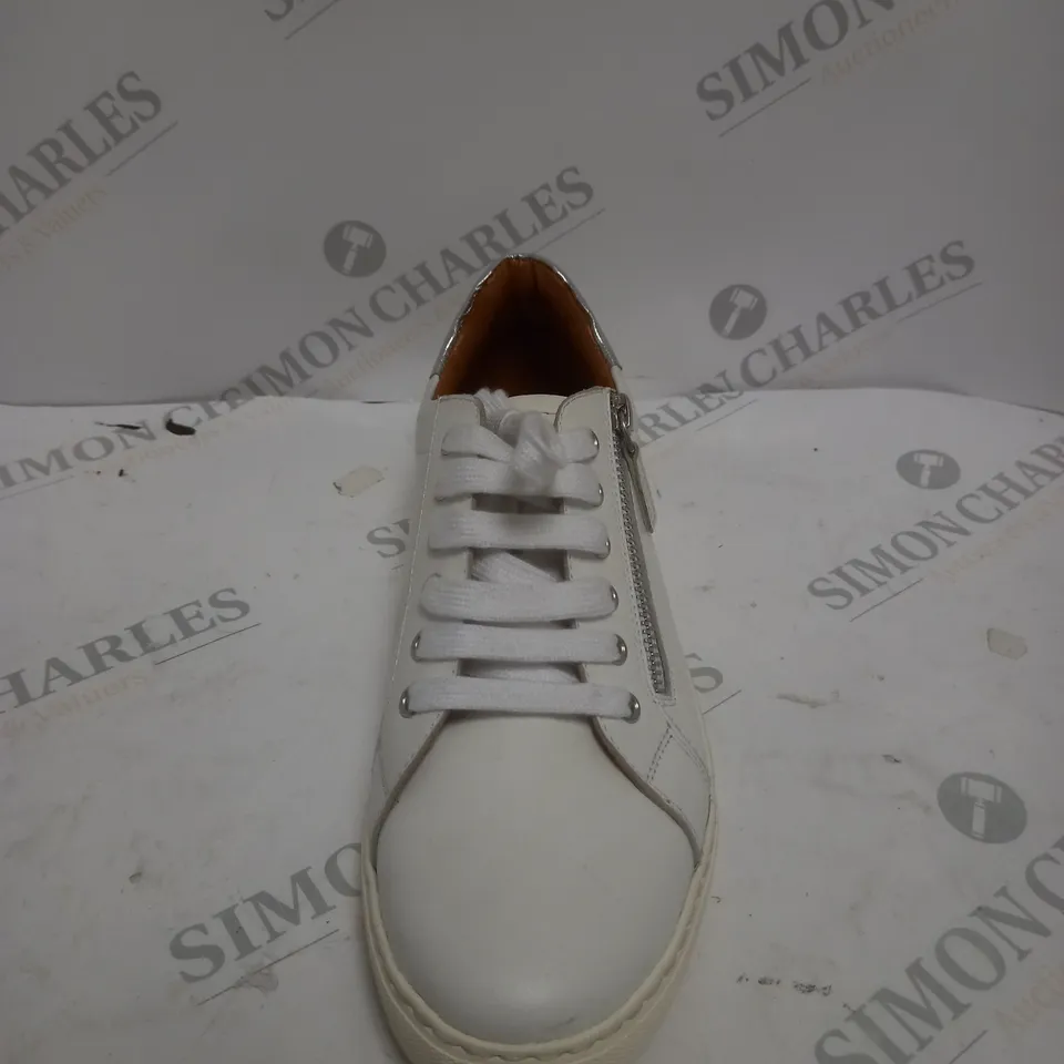 BOXED PAIR OF MAISON DE NIMES LEATHER ZIP SIDE TRAINERS IN WHITE - SIZE 7