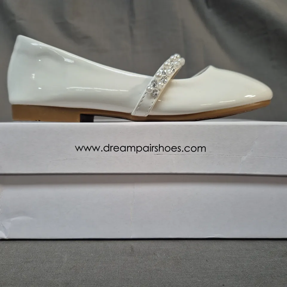 BOXED PAIR OF DREAM PAIRS KID'S SHOES IN WHITE W. JEWEL EFFECT UK SIZE 13