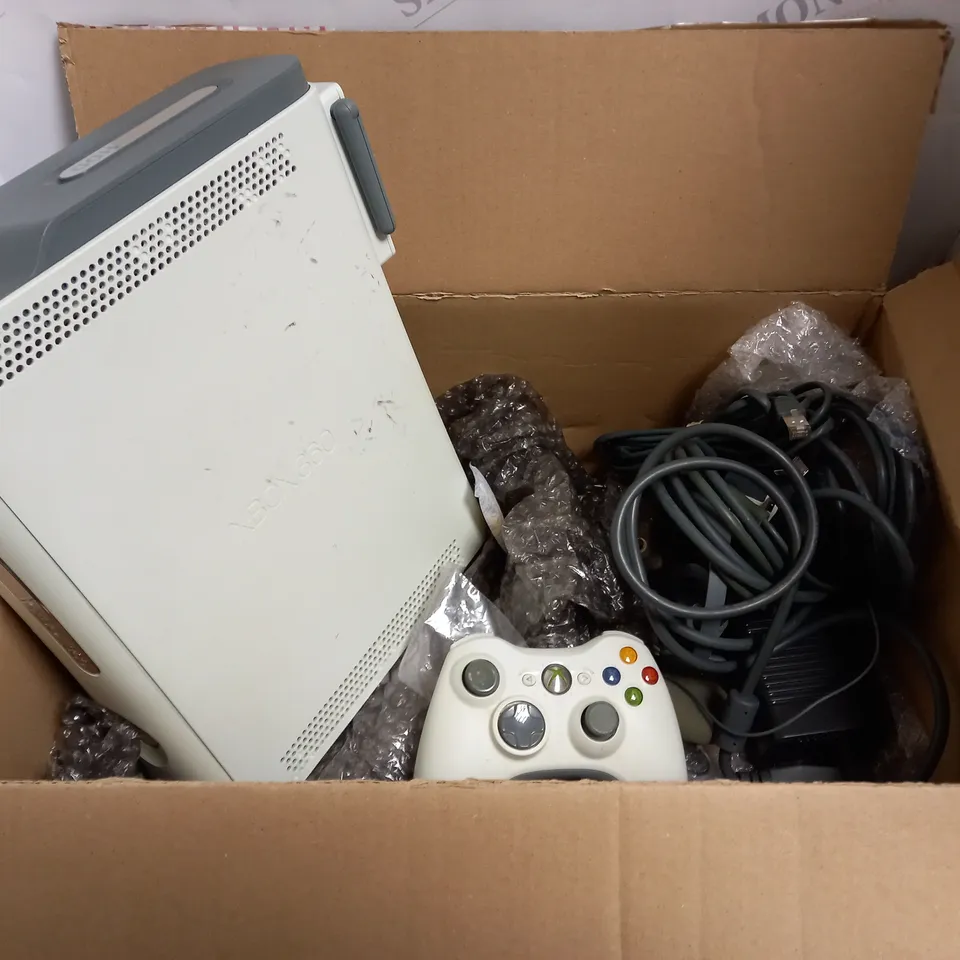 XBOX 360 CONSOLE IN WHITE 