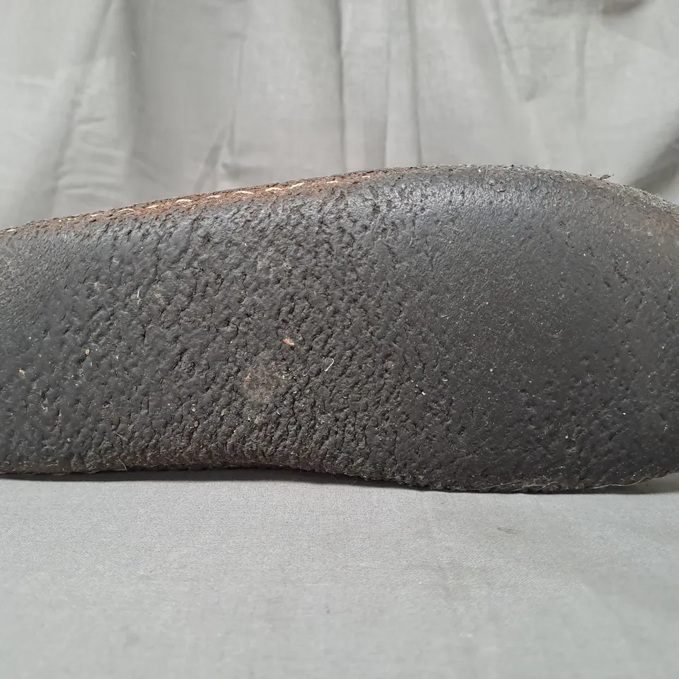 BOXED PAIR OF CLARKS SHOES IN BROWN UK SIZE 7