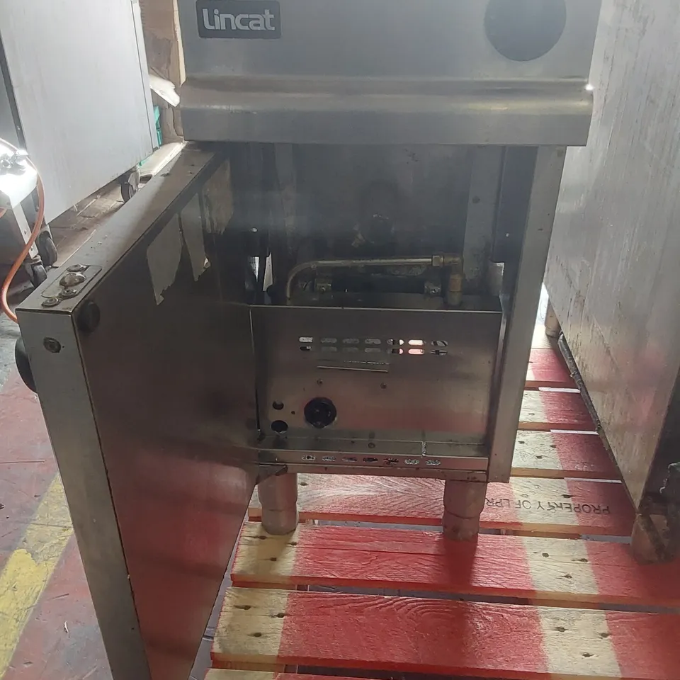 LINCAT OPUS 700 OG7106/N IS A 16-LITRE FREESTANDING COMMERCIAL NATURAL GAS FRYER