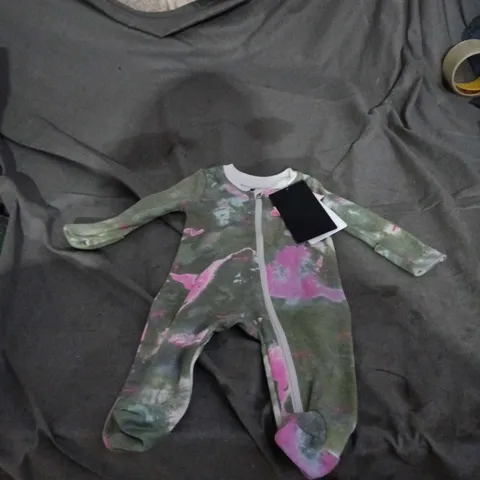 NIKE BABY ROMPER NEWBORN 0–3 MONTHS – CAMOUFLAGE WITH PINK ACCENTS