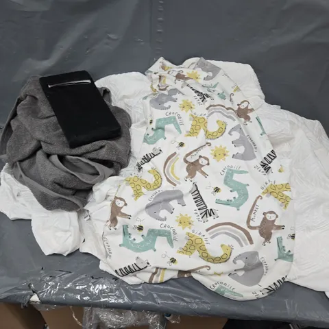 APPROXIMATELY 10 ASSORTED HOUSEHOLD ITEMS TO INCLUDE QUILT COVER, GREY BATH TOWEL, BEDDING, ETC