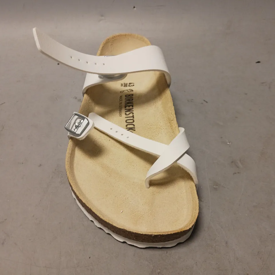 BOXED PAIR OF BIRKENSTOCK MAYARI FOOTBED SANDALS IN WHITE UK SIZE 9