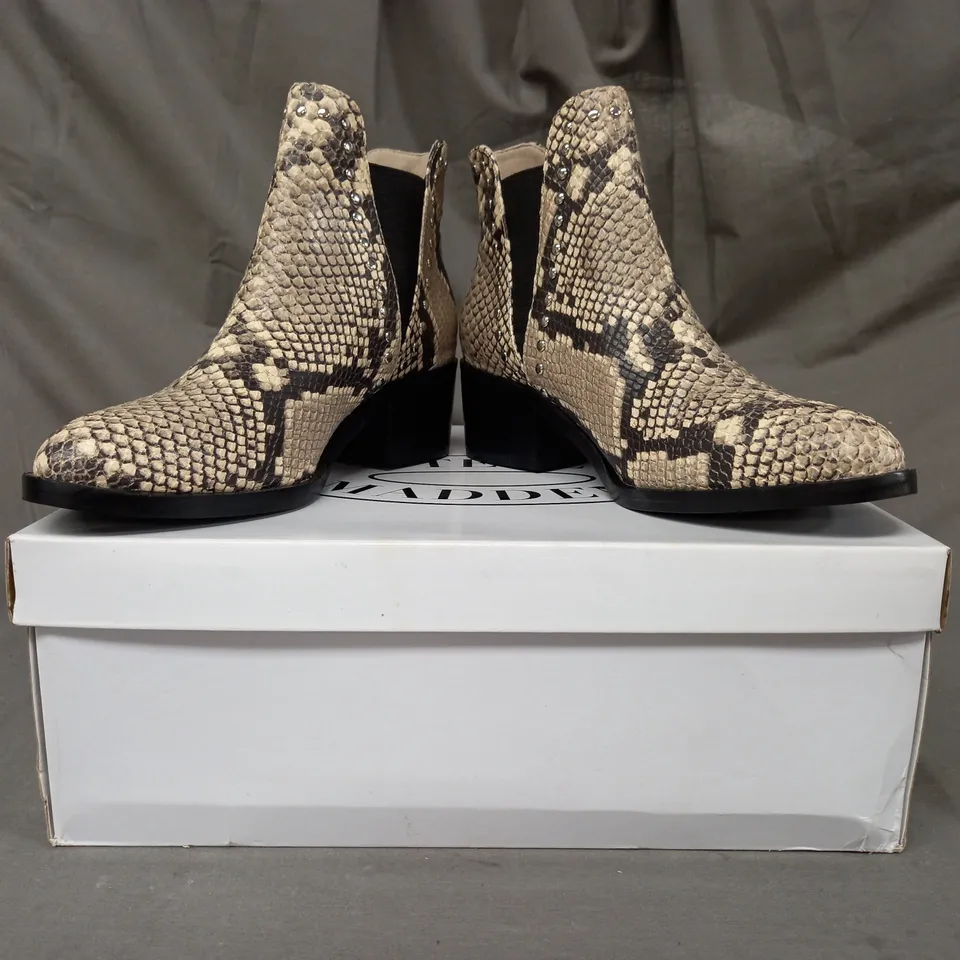 BOXED PAIR OF STEVE MADDEN CADE LEATHER ANKLE BOOTS IN BEIGE EU SIZE 36