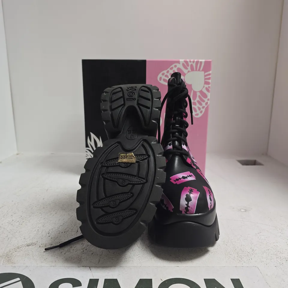 KOI EDGE OF UTOPIA MONSTER BOOTS – BLACK/PINK, UK6 (EU39)