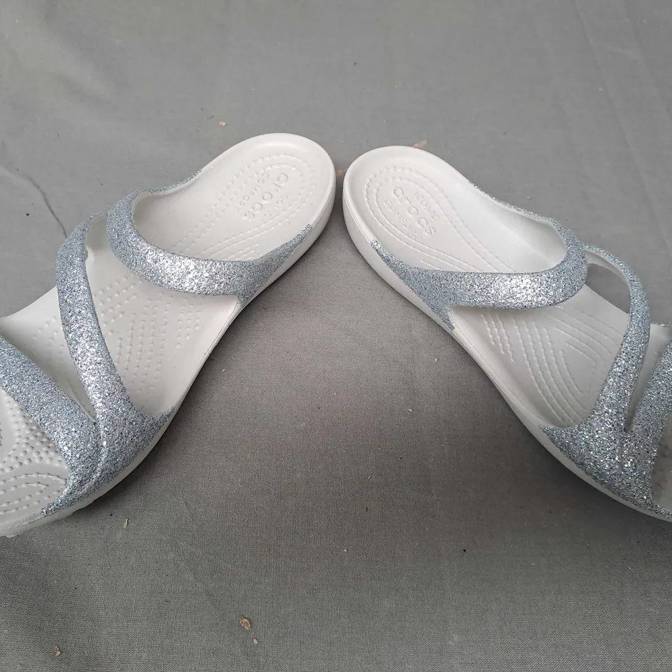 PAIR OF CROCS OPEN TOE SANDALS IN GLITTER MULTICOLOUR SIZE W7