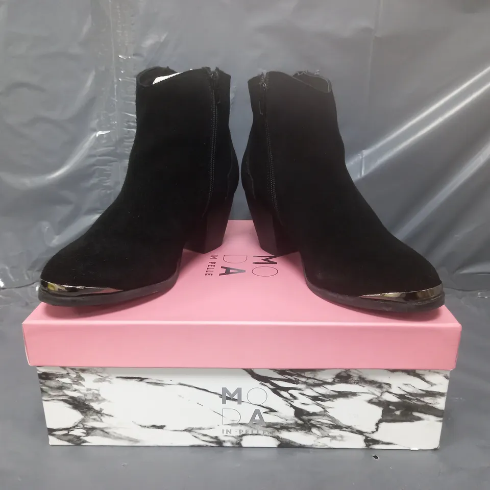 BOXED PAIR OF MODA IN PELLE DANIA SUEDE WESTERN BOOTS IN BLACK SIZE 5