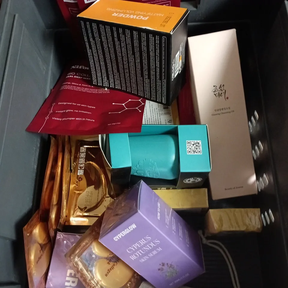 APPROXIMATEY 20 ASSORTED HEALTH AND BEAUTY PRODUCTS TO INCLUDE - L'OREAL MEN EXPERT SHOWER GEL - VASELINE SERUM BURST LOTION AND WILD DEODORANT REFILL