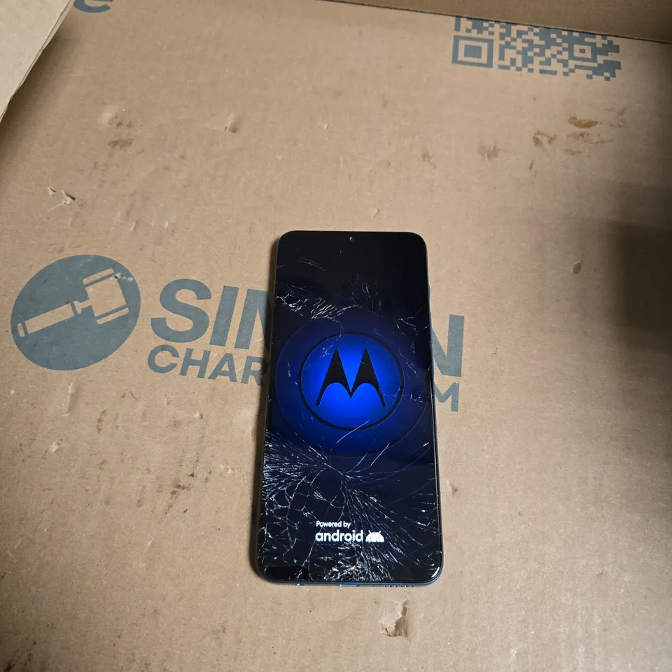 MOTOROLA SMARTPHONE – BLUE, CRACKED SCREEN 