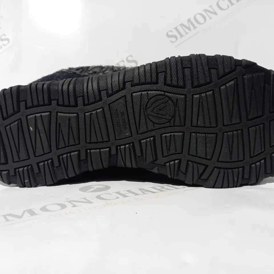 BOXED PAIR OF DESIGNER SLIPPERS IN BLACK CHECK SIZE 9