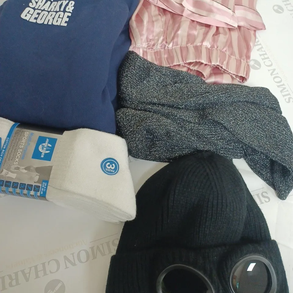 BOX OF APPROXIMATELY 20 ASSORTED CLOTHING ITEMS TO INCLUDE BEANIE GOGGLE HAT, SHARKY&GEORGE JUMPER, SLEEPING PANTS ETC