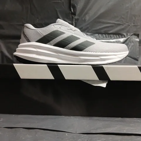 BOXED PAIR OF ADIDAS GALAXY 7 TRAINERS IN GREY/BLACK SIZE UK 11