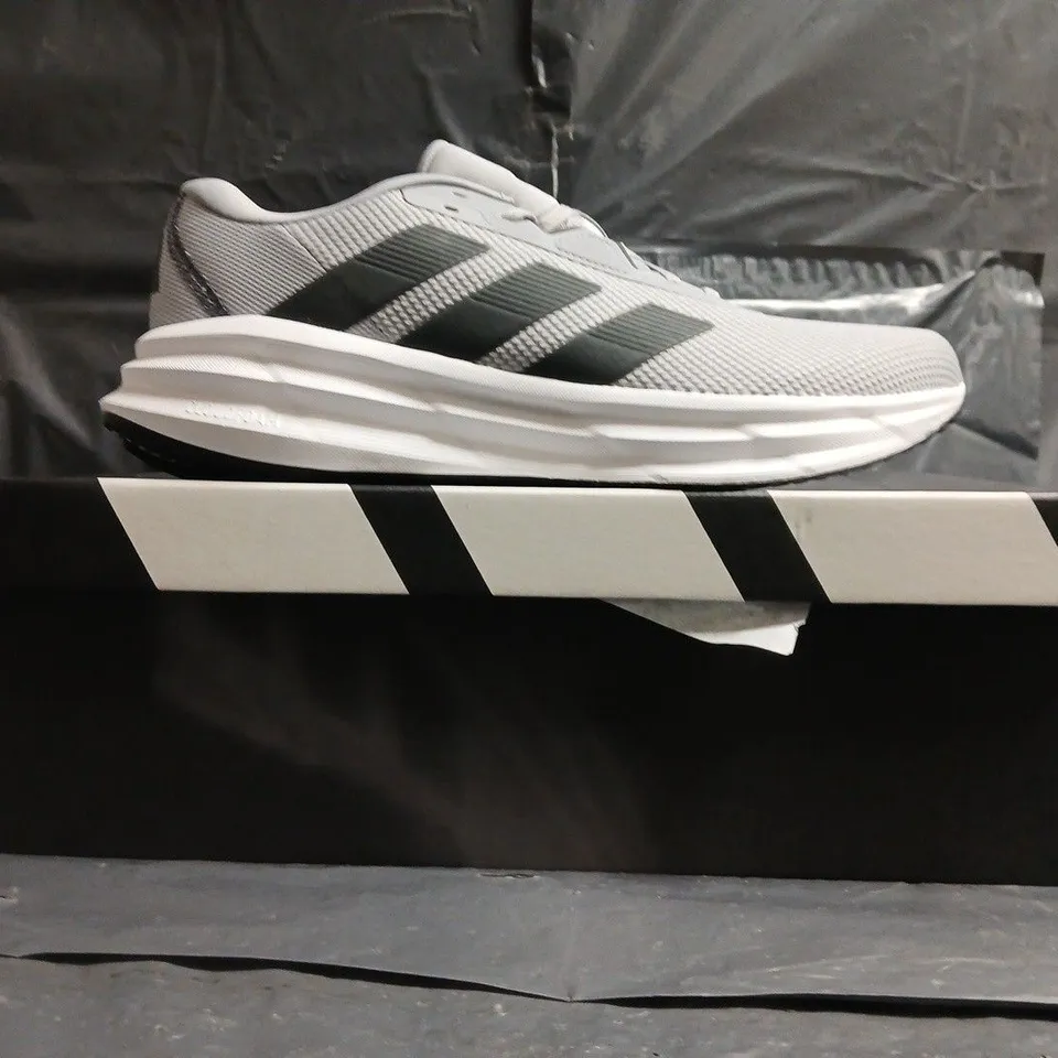 BOXED PAIR OF ADIDAS GALAXY 7 TRAINERS IN GREY/BLACK SIZE UK 11